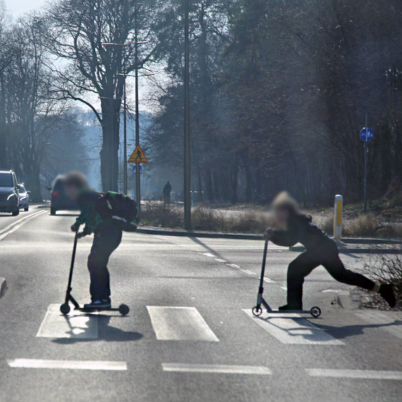 Dzieci pędzą hulajnogami przez pasy na Grunwaldzkiej. Uważajcie!