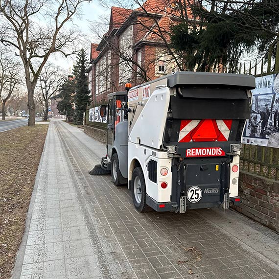 Setki ton piasku po zimie. Teraz czas zrobi� z tym porz�dek