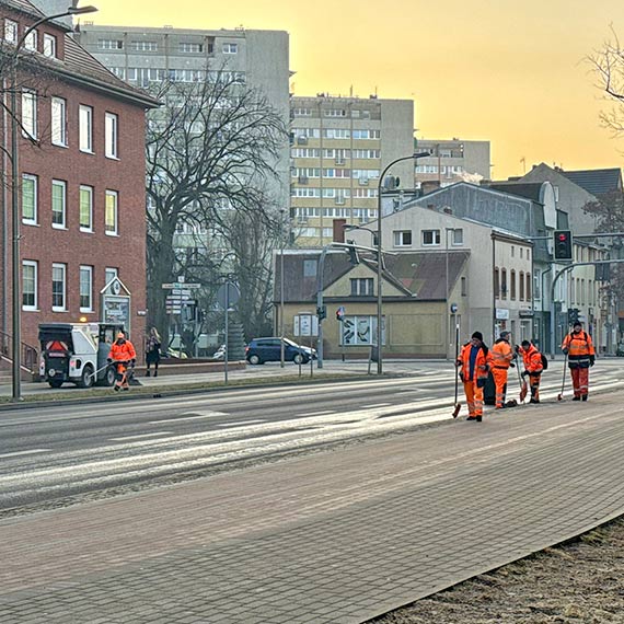 Setki ton piasku po zimie. Teraz czas zrobi� z tym porz�dek