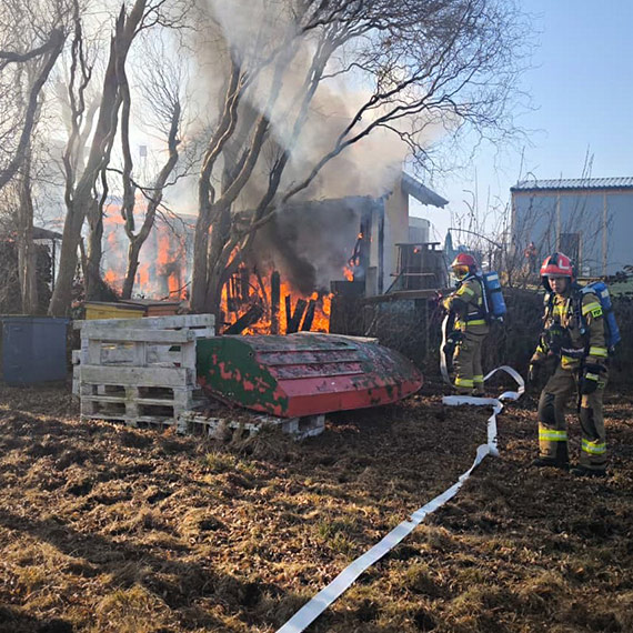 Ogie� obj�� ca�y domek na dzia�kach. Szybka akcja stra�ak�w w �winouj�ciu