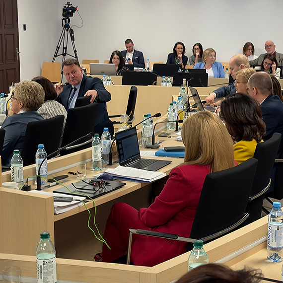 Radna Michalska przeszkadza�a w wyst�pieniu. „Nie musi mi pani przerywa�”. Zobacz film!