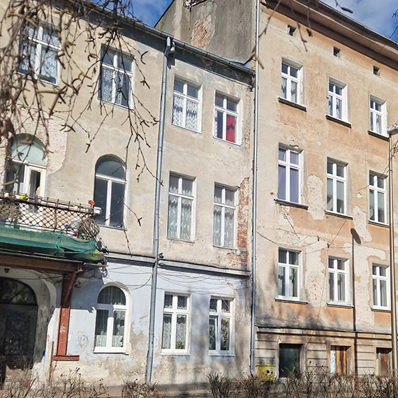 Sypie się na głowy mieszkańców. Gruz spada z kamienicy, balkony w fatalnym stanie