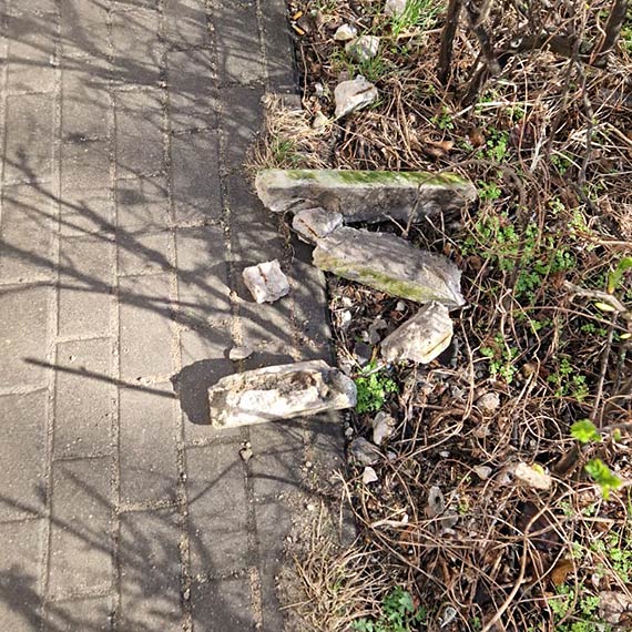 Sypie się na głowy mieszkańców. Gruz spada z kamienicy, balkony w fatalnym stanie