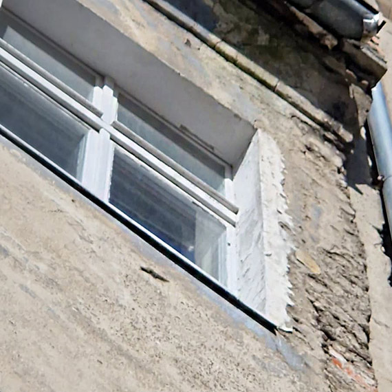 Sypie się na głowy mieszkańców. Gruz spada z kamienicy, balkony w fatalnym stanie