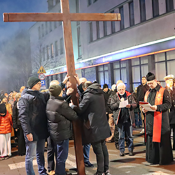 Za krzyżem ulicami Świnoujścia. Uczestnicy modlili się w intencjach miasta ale i wszystkich rodaków