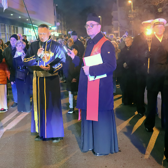 Za krzy�em ulicami �winouj�cia. Uczestnicy modlili si� w intencjach miasta ale i wszystkich rodak�w