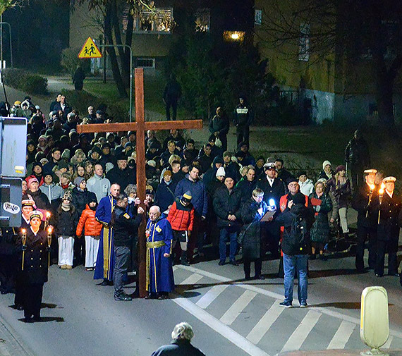 Za krzy�em ulicami �winouj�cia. Uczestnicy modlili si� w intencjach miasta ale i wszystkich rodak�w