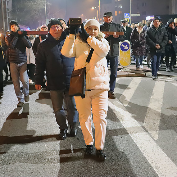 Za krzy�em ulicami �winouj�cia. Uczestnicy modlili si� w intencjach miasta ale i wszystkich rodak�w