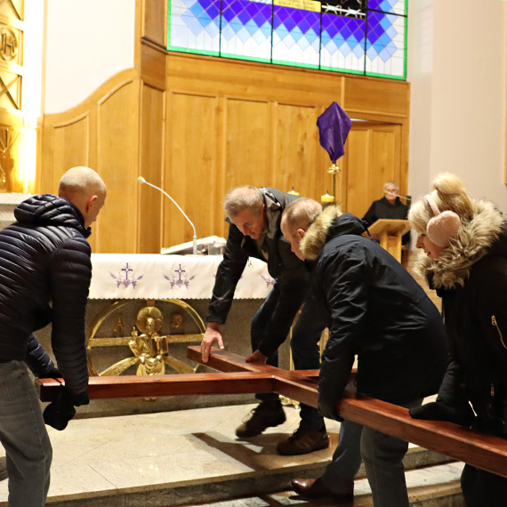 Za krzy�em ulicami �winouj�cia. Uczestnicy modlili si� w intencjach miasta ale i wszystkich rodak�w