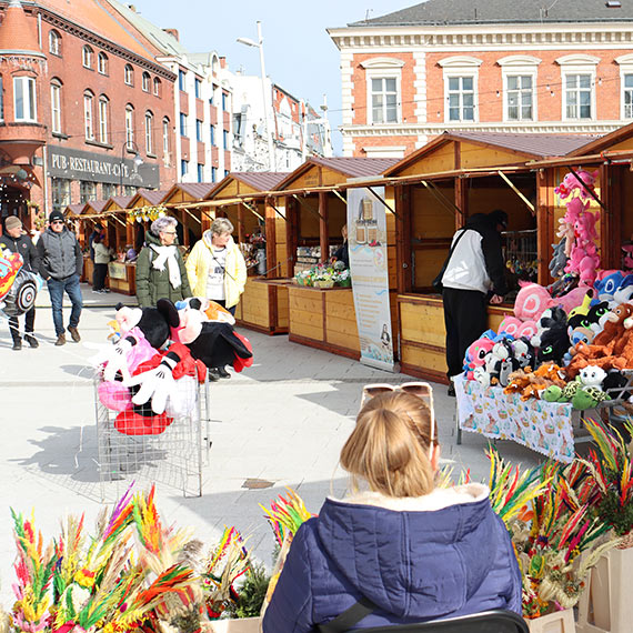 Smaki i kolory Wielkanocy w centrum miasta. �winoujski jarmark �wi�teczny w cieniu wielkich palm