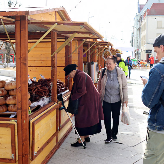Smaki i kolory Wielkanocy w centrum miasta. �winoujski jarmark �wi�teczny w cieniu wielkich palm