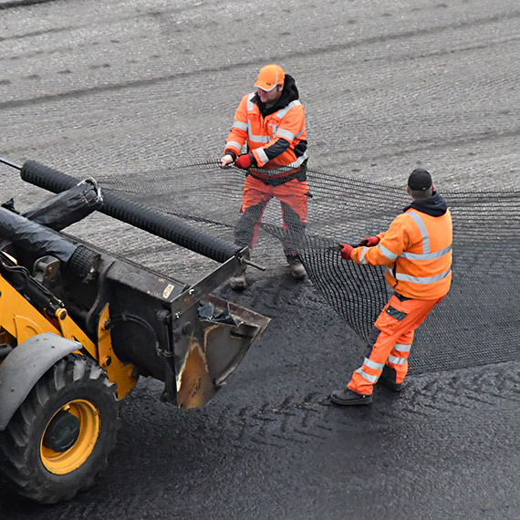 Siatka pod asfaltem na ulicy 11 Listopada. To nie gadżet, tylko technologia, która ma opóźniać pękanie nawierzchni