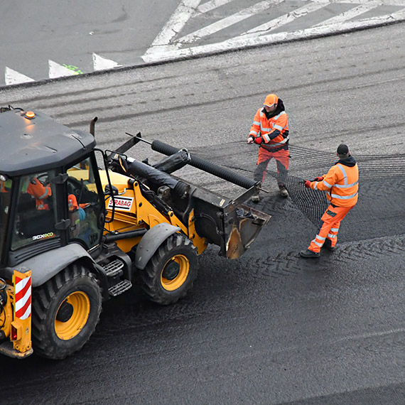 Siatka pod asfaltem na ulicy 11 Listopada. To nie gadżet, tylko technologia, która ma opóźniać pękanie nawierzchni