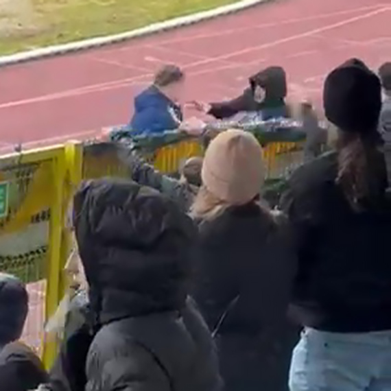 Zadyma na stadionie Miejskim. Intruz przy sektorze gospodarzy i brak reakcji ochrony. To doprowadziło do eskalacji [1]