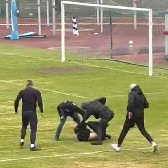 Zadyma na stadionie Miejskim. Intruz przy sektorze gospodarzy i brak reakcji ochrony. To doprowadziło do eskalacji [2]