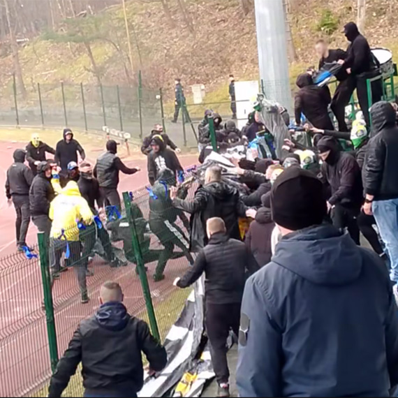 Zadyma na stadionie Miejskim. Intruz przy sektorze gospodarzy i brak reakcji ochrony. To doprowadziło do eskalacji [3]