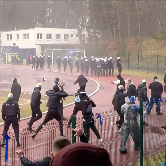 Zadyma na stadionie Miejskim. Intruz przy sektorze gospodarzy i brak reakcji ochrony. To doprowadziło do eskalacji [4]