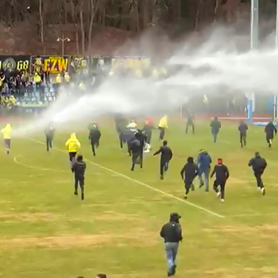 Zadyma na stadionie Miejskim. Intruz przy sektorze gospodarzy i brak reakcji ochrony. To doprowadziło do eskalacji [5]