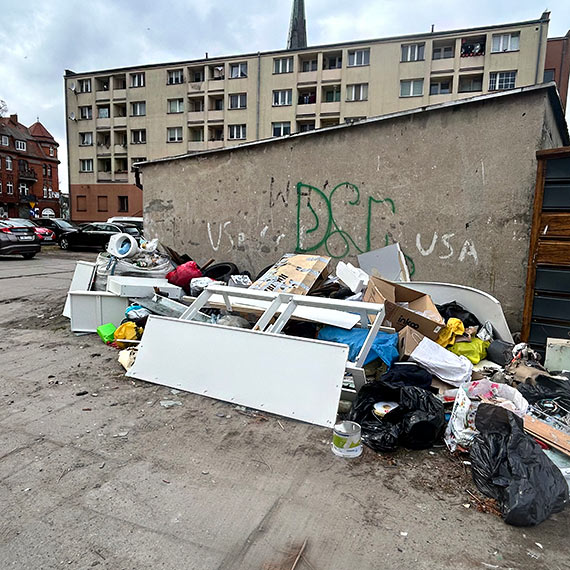 Dzikie wysypisko przy Marynarzy. Mieszkańcy mają dość bałaganu
