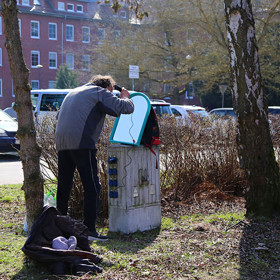 Przed urz�dem powsta�… „salon pod chmurk�”? M�czyzna wykorzysta� miejskie gniazdko w nietypowy spos�b