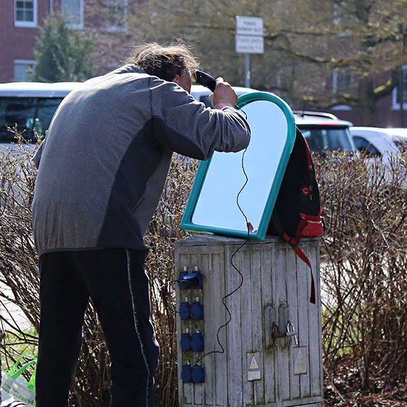 Przed urz�dem powsta�… „salon pod chmurk�”? M�czyzna wykorzysta� miejskie gniazdko w nietypowy spos�b