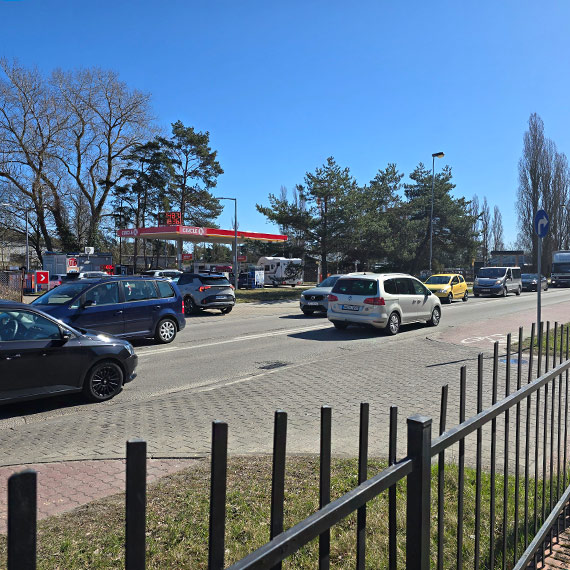 Nowokarsiborska sparali�owana. Stacje paliw przyci�gn�y t�umy, kierowcy parkuj� gdzie popadnie