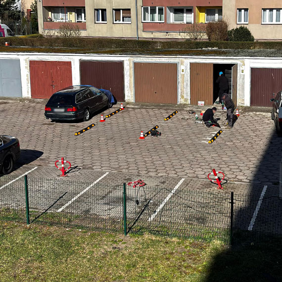 Odbojniki przy garażach przy Kościuszki. Będzie ciasno czy w końcu porządek?