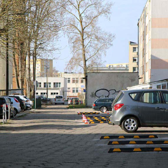 Odbojniki przy garażach przy Kościuszki. Będzie ciasno czy w końcu porządek?