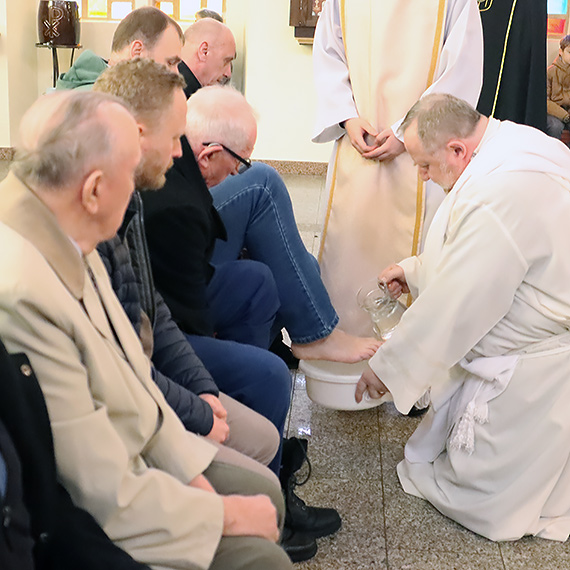 Od czwartkowej mszy �wi�tej wieczerzy pa�skiej rozpocz�y si� obchody Triduum Paschalnego; m�ki, �mierci i  zmartwychwstania Chrystusa