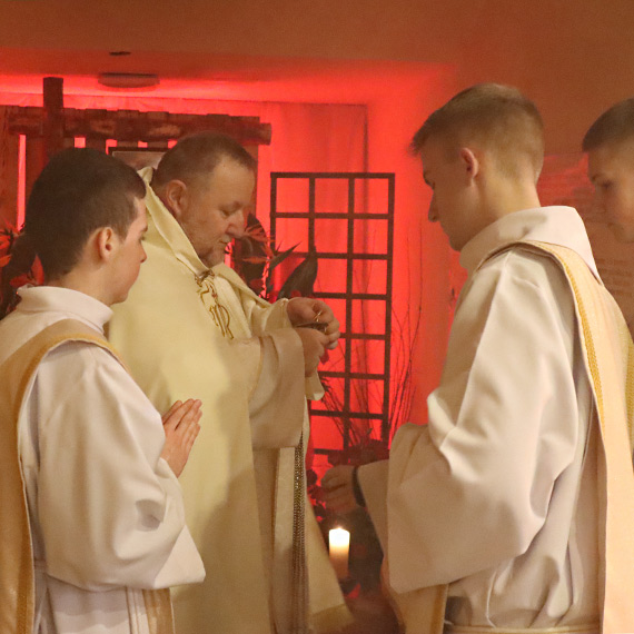 Od czwartkowej mszy świętej wieczerzy pańskiej rozpoczęły się obchody Triduum Paschalnego; męki, śmierci i  zmartwychwstania Chrystusa [4]