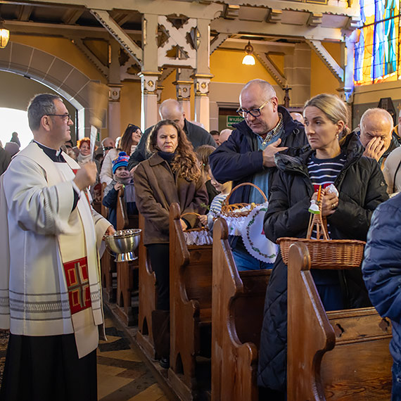 Świnoujścianie tłumnie święcą pokarmy na Wielkanoc