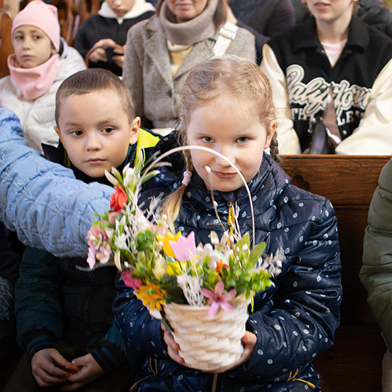 Świnoujścianie tłumnie święcą pokarmy na Wielkanoc