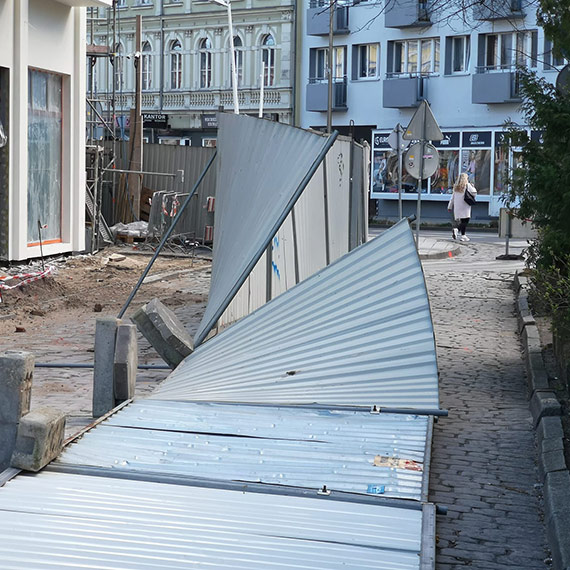 Podmuch i po p�ocie. Wiatr powali� ogrodzenie przy sanktuarium