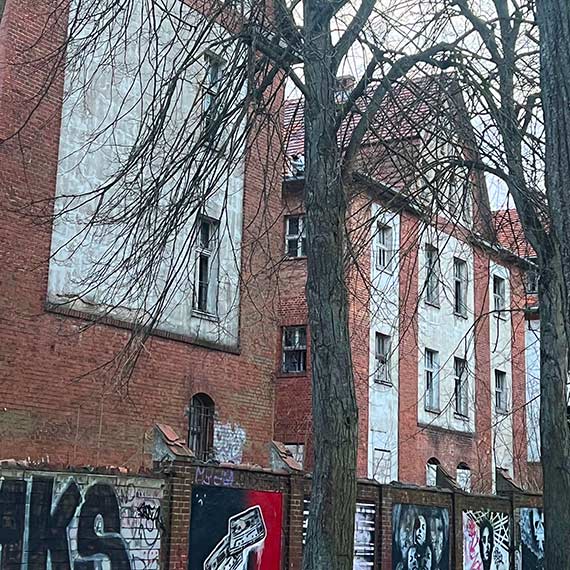 Dzieci na dachu opuszczonego koszarowca. Mieszka�cy alarmuj�: „Czy musi doj�� do tragedii?”