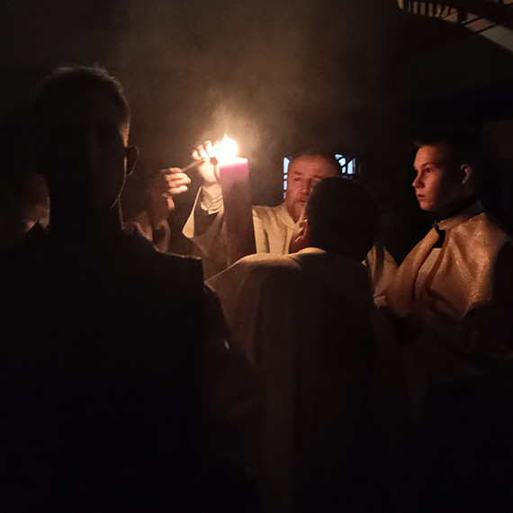 Wielkosobotni ogie� przed sanktuarium obwie�ci� �wi�teczn� rado��. Zabrzmia�o gromkie Alleluja!