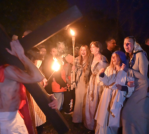 Droga Krzy�owa w ��wiej B�oci. Misterium w ruinach, kt�re wci�ga i nie pozwala pozosta� oboj�tnym. Zobacz film!