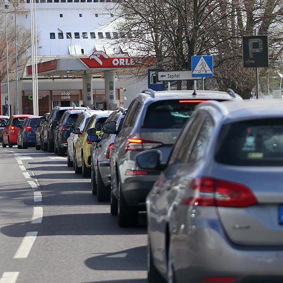 Niemcy szturmują stacje paliw w Świnoujściu. Diesel znika, kolejki paraliżują ulice