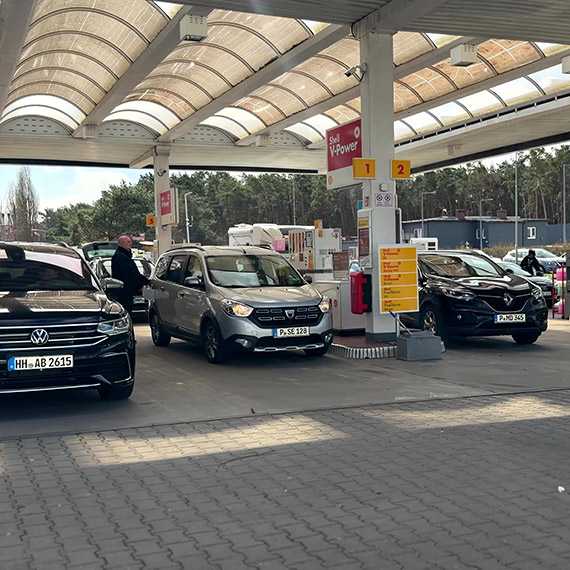 Niemcy szturmuj� stacje paliw w �winouj�ciu. Diesel znika, kolejki parali�uj� ulice