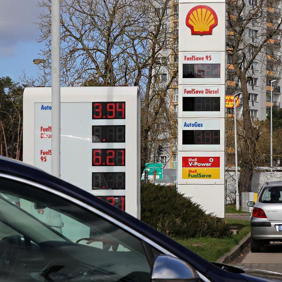 Niemcy szturmuj� stacje paliw w �winouj�ciu. Diesel znika, kolejki parali�uj� ulice