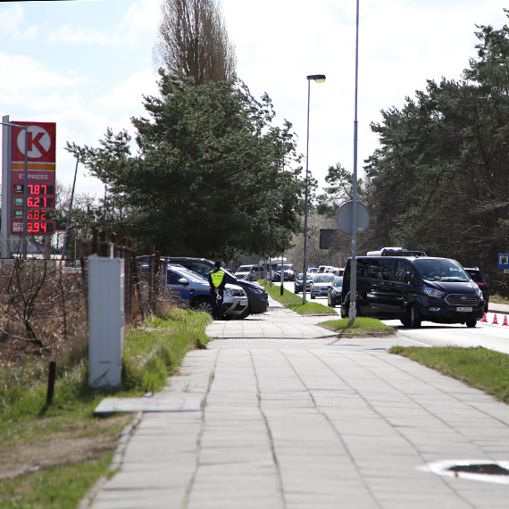 Niemcy szturmuj� stacje paliw w �winouj�ciu. Diesel znika, kolejki parali�uj� ulice