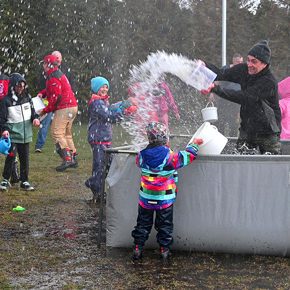 Stra�acy kontra mieszka�cy. 6 minut totalnego lania - OSP Przyt�r zn�w to zrobi�. Zobacz film!