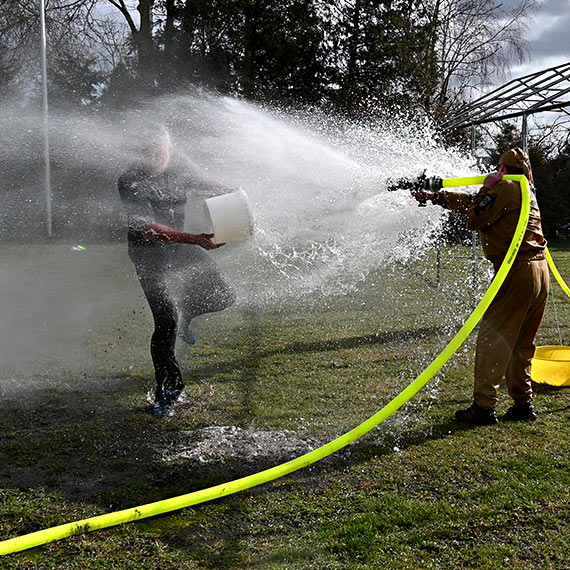 Stra�acy kontra mieszka�cy. 6 minut totalnego lania - OSP Przyt�r zn�w to zrobi�. Zobacz film!