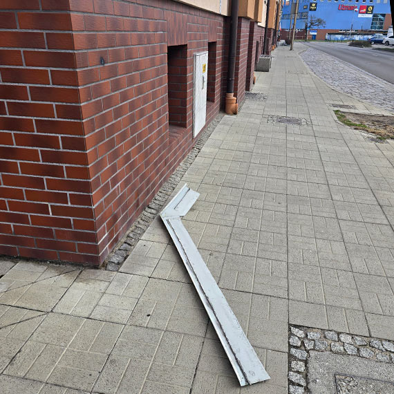 Parapet spadł przy budynku na Kołłątaja. Ostre elementy na chodniku