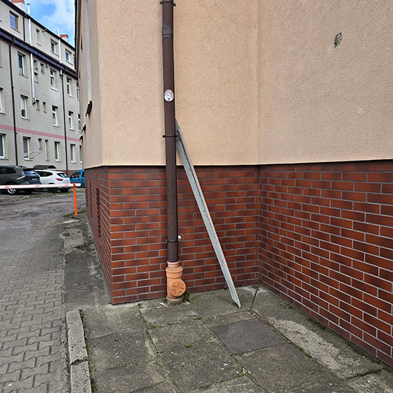 Parapet spadł przy budynku na Kołłątaja. Ostre elementy na chodniku