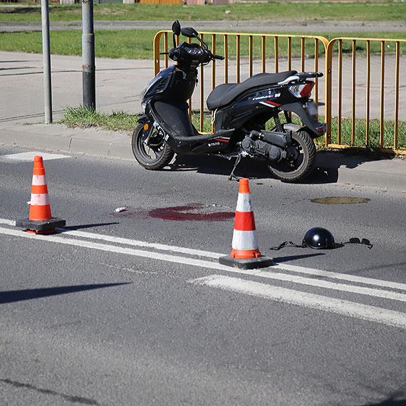 Nag�e hamowanie i dramat na jezdni - m�czyzna ze skutera w ci�kim stanie trafi� do szpitala