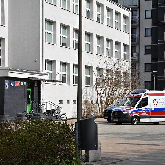 Pogotowie przy szkole na ulicy Ko�ciuszki. Dziecko nie trafi�o do szpitala