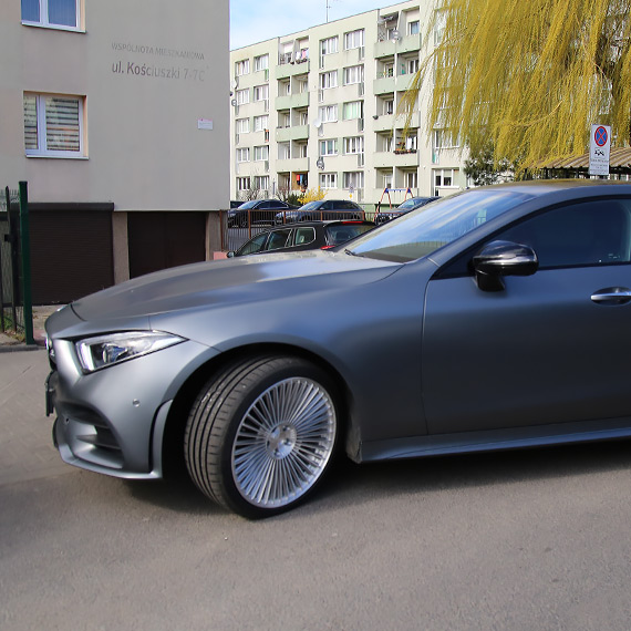 Zderzenie przy skr�cie z Rybaki. Rowerzysta trafi� do szpitala