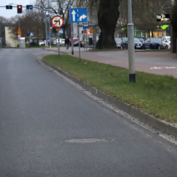 Nowy asfalt, stare problemy? Na 11 Listopada ju� czu� uskoki przy niekt�rych studzienkach