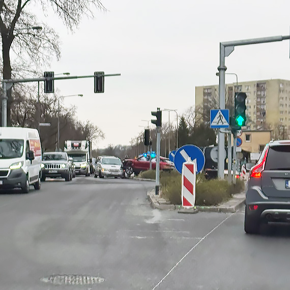 Akrobacje na skrzy�owaniu w �winouj�ciu. Auto wylecia�o na wysepk� i uderzy�o w pojazd