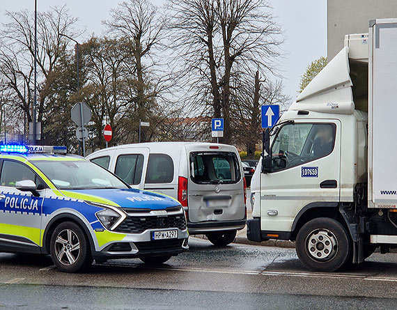 Kolizja w centrum Świnoujścia. Dostawczak uderzył w osobówkę [1]